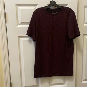 Under Armour Men's Crew Neck T-Shirt in Burgundy